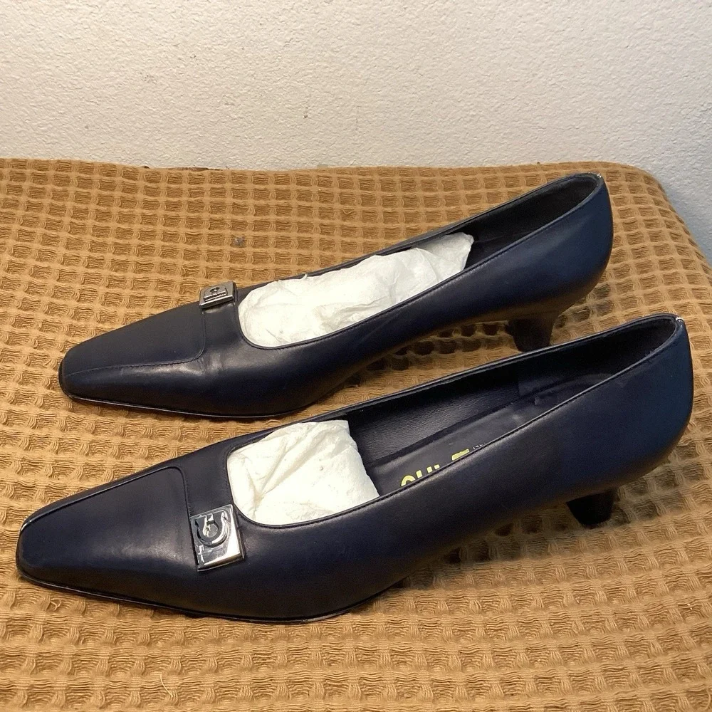Salvatore Ferragamo Heels Womens Sz 9.5 B Navy Blue Pumps Gancini Buckle Logo - Picture 1 of 10